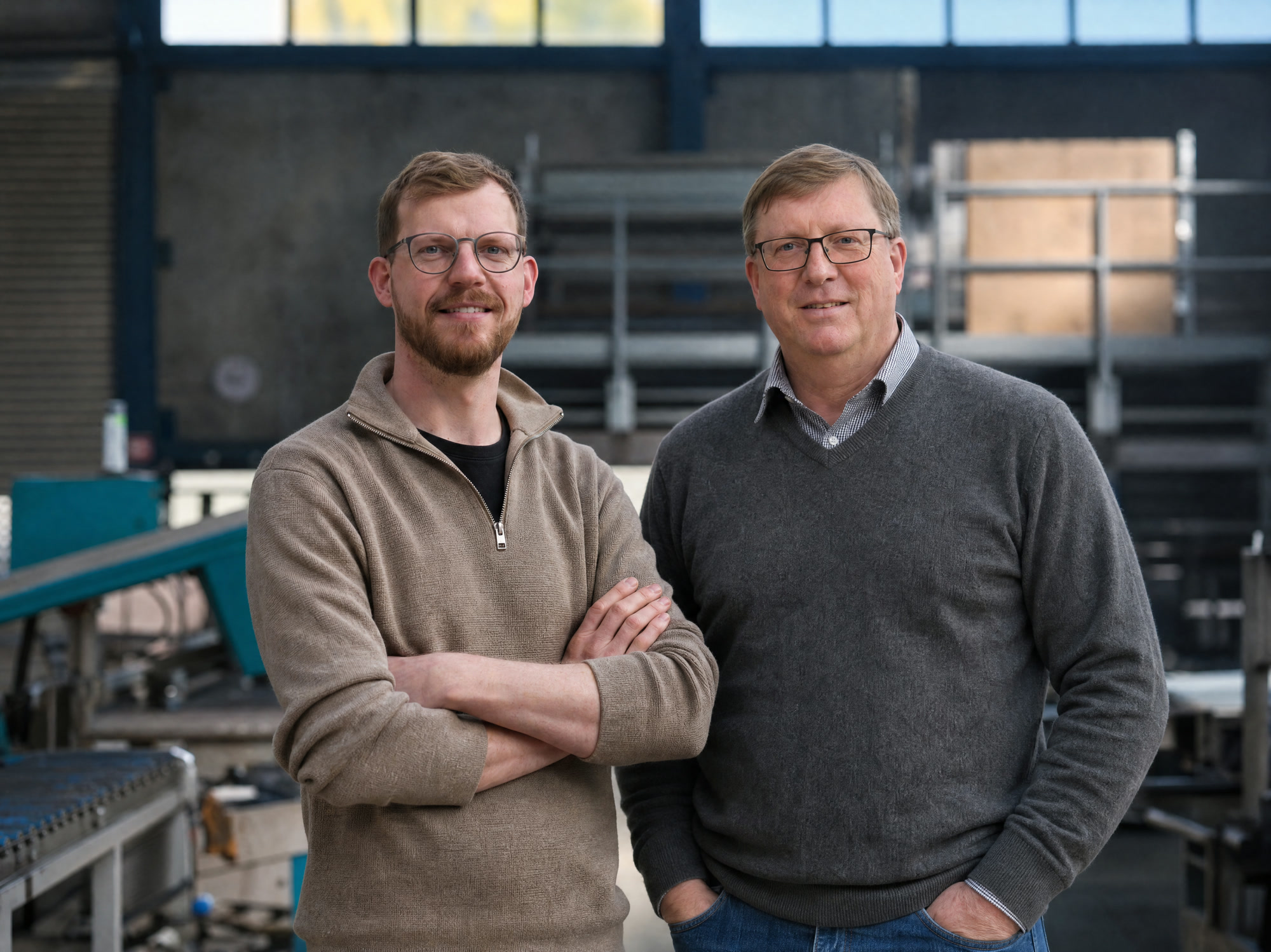 Moritz Stöhr und sein Vater Bernhard Stöhr in der Werkstatt von Metallbau HEIMSCH