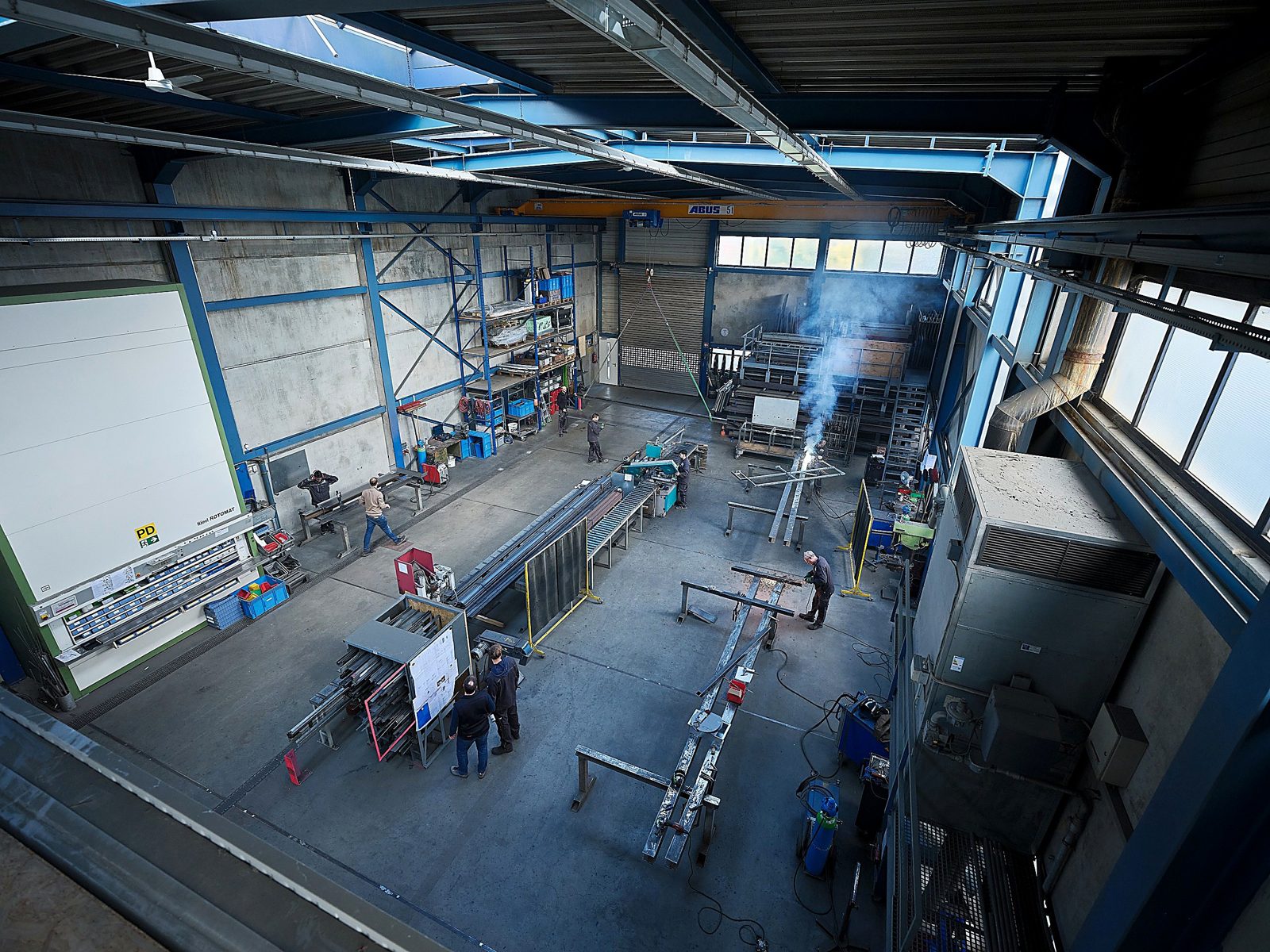 Arbeiter fertigen Metallteile in der Werkstatthalle