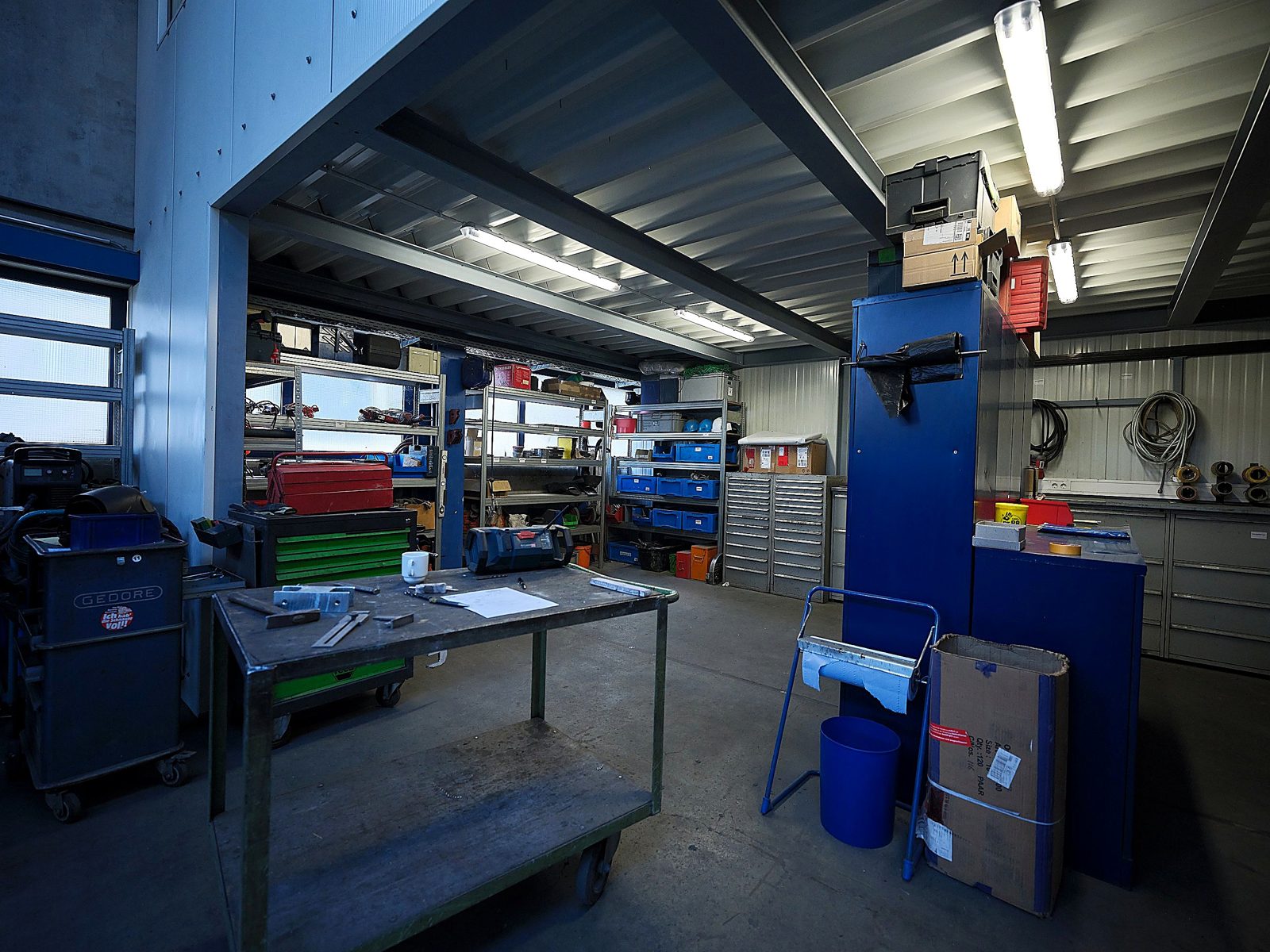 Werkzeugwagen und modernes Equipment